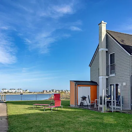 Ferienhaus-am-meer-by-seeblick-ferien-oro-direkte-wasserlage-sauna-kamin 別荘 *