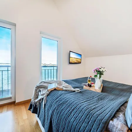 Ferienhaus-am-meer-by-seeblick-ferien-oro-direkte-wasserlage-sauna-kamin